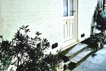 Seaside Escape - Sleeps 4 - Pets Ok - Free Parking,,3 star