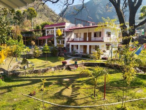 buddy hikers wellness farmhouse