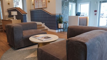 Oceaneer,1621 Lake Park Blvd S,2 star