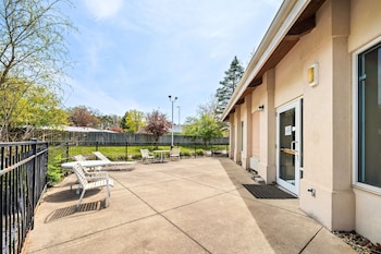 Lakewood Inn & Suites,29291 Amerihost Dr,2 star