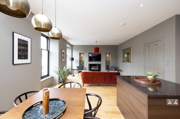 stylish 2 bed flat in new town