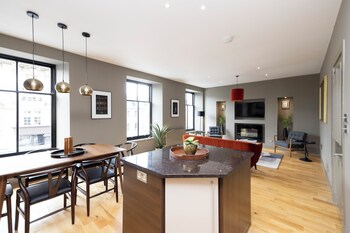 stylish 2 bed flat in new town