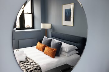 stylish 2 bed flat in new town