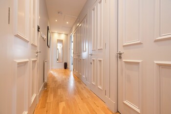stylish 2 bed flat in new town