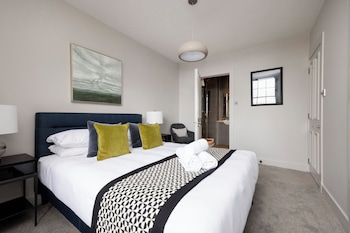 stylish 2 bed flat in new town