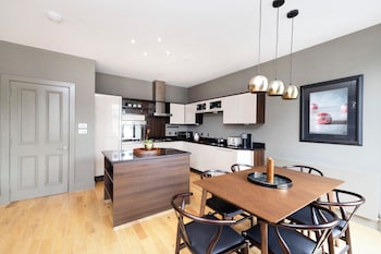 stylish 2 bed flat in new town