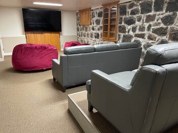 Road Creek Inn,,2 star