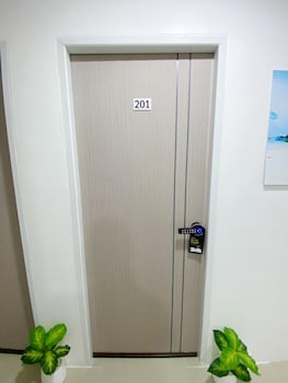 Sj Beach House Patong,,3 star