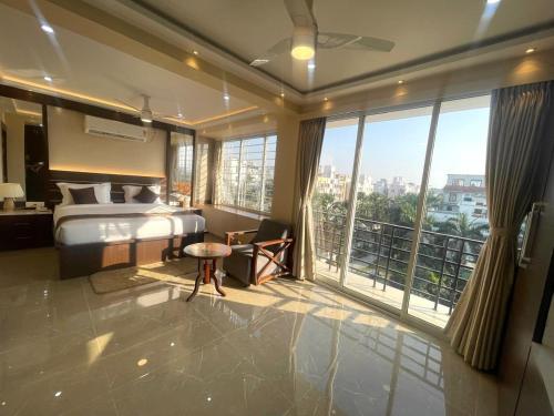 The Crystal Newtown Kolkata,,4 star