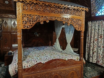 new alzira heritage group of houseboats