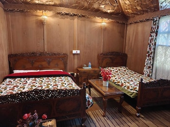 new alzira heritage group of houseboats