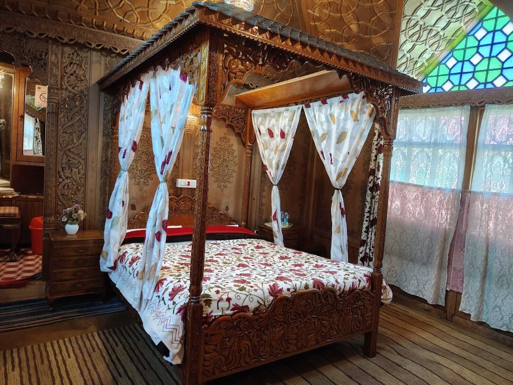 new alzira heritage group of houseboats