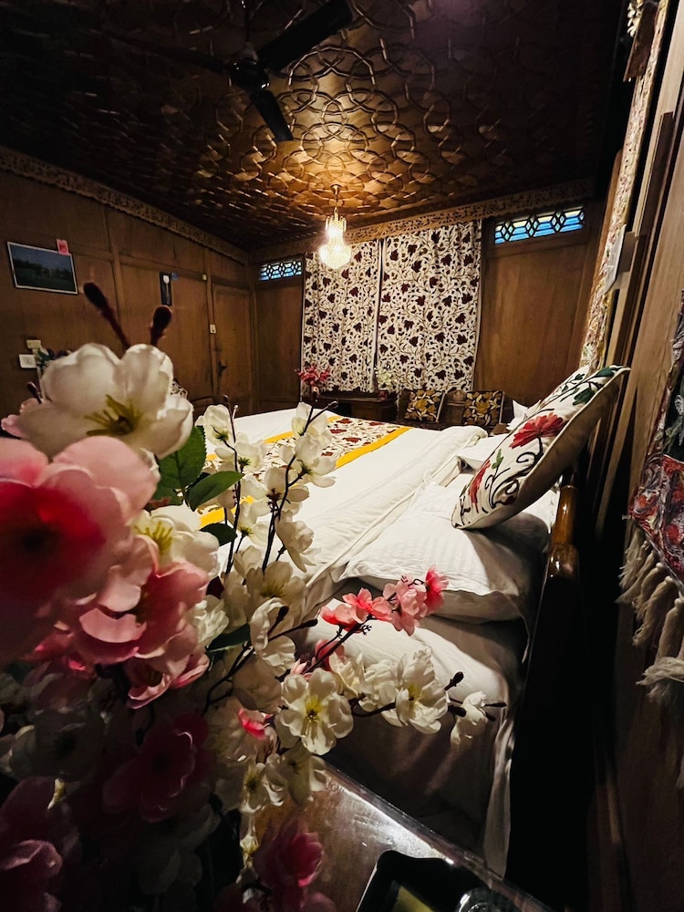 new alzira heritage group of houseboats