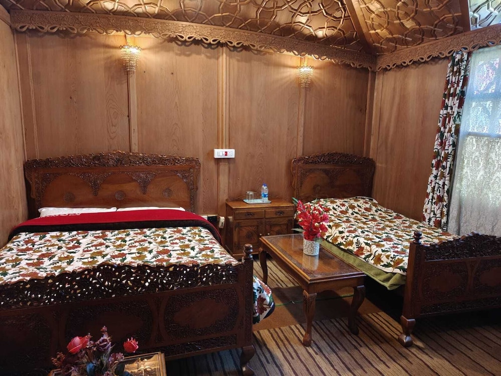 new alzira heritage group of houseboats