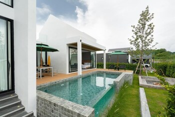 8 pool villas