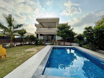 gobravo 11 6bhk farm with pool sohna road gurgaon