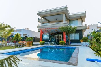 gobravo 11 6bhk farm with pool sohna road gurgaon