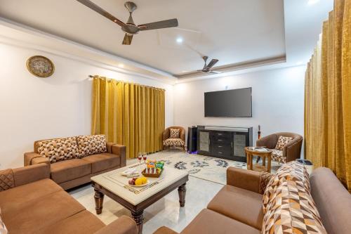 elivaas 5 bhk with pvt pool zenora