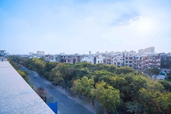 treebo royal grand sector 71