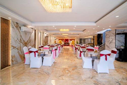 Treebo Royal Grand, Sector 71,,3 star