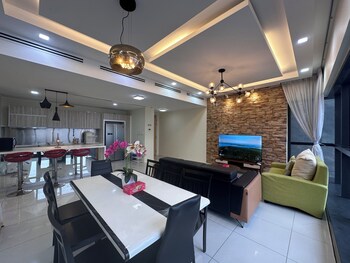 skyline luxe 4br retreat with en suites
