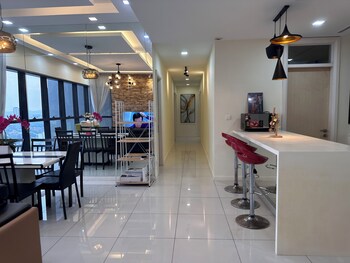 skyline luxe 4br retreat with en suites