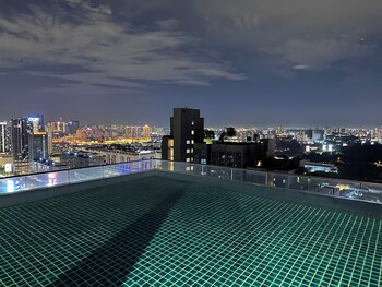 skyline luxe 4br retreat with en suites