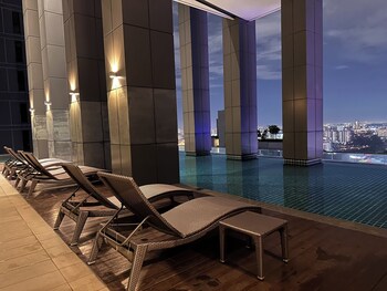 skyline luxe 4br retreat with en suites