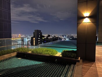 skyline luxe 4br retreat with en suites