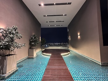 skyline luxe 4br retreat with en suites