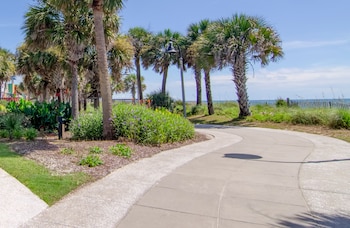 Ocean Escape Boardwalk Oceanfront,70 North Ocean Boulevard,2 star