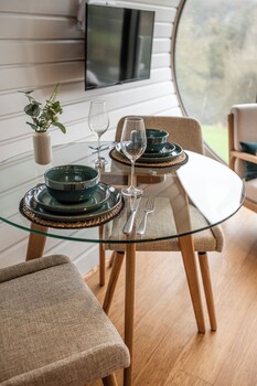 Stunning Ecoretreat Pods In Old Chalford,,2 star