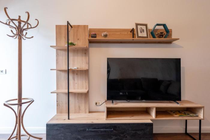 tirent apartment komuna parisit 2