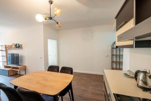 tirent apartment komuna parisit 2