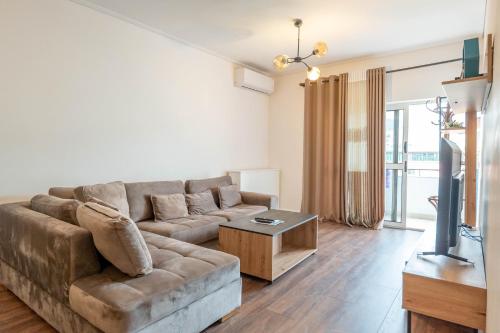 tirent apartment komuna parisit 2