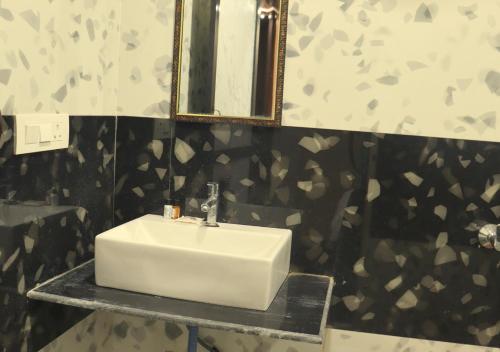 Ganga Riverfront Rooms And Banquet,,3 star