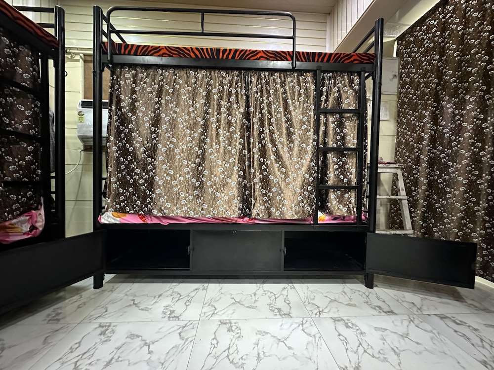 balaji dormitory in andheri