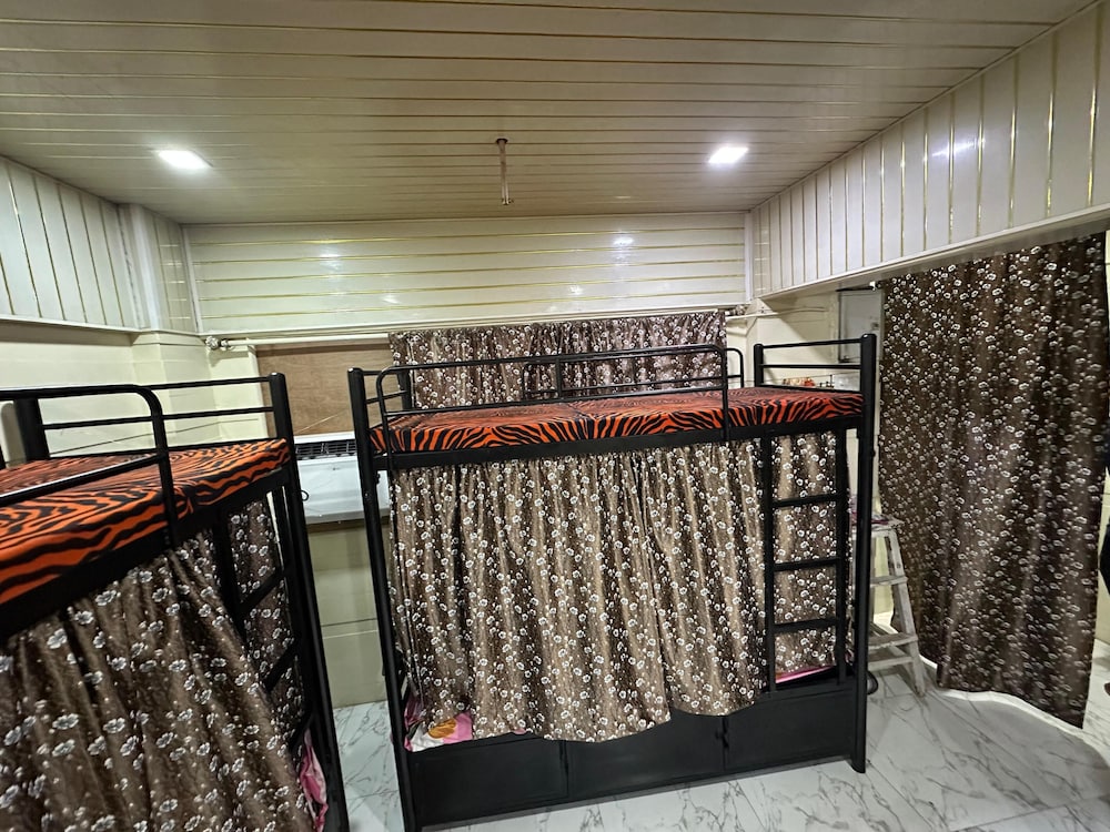 balaji dormitory in andheri