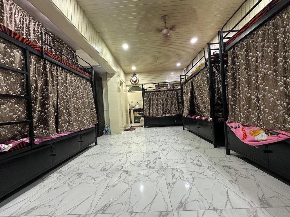 balaji dormitory in andheri