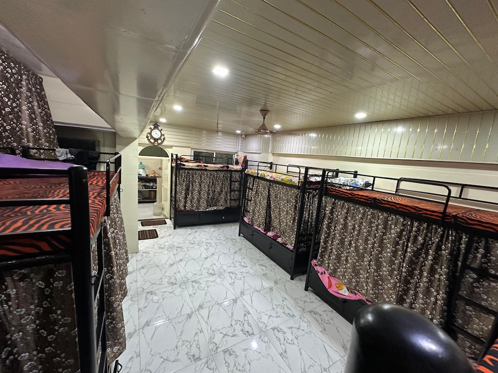 balaji dormitory in andheri