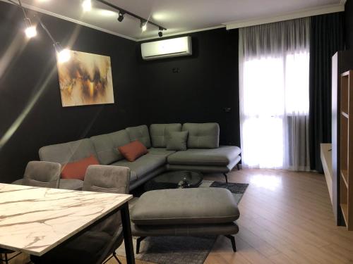 tirent apartment komuna parisit 1