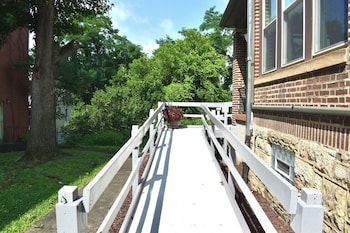 Chateau Connellsville,,2 star