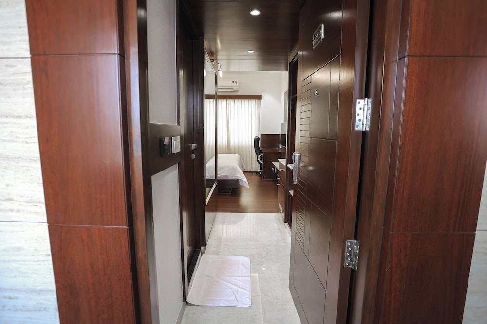 hotel lakshmi towers