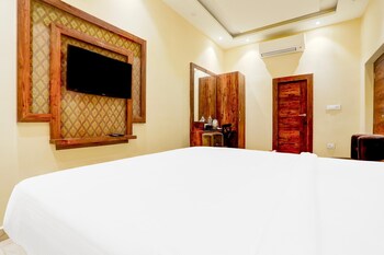 luxurious family retreat with pool in patna
