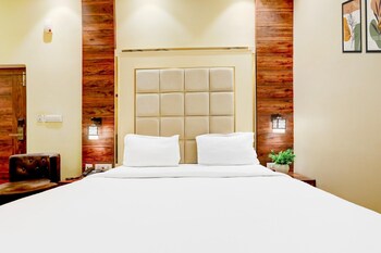 luxurious family retreat with pool in patna