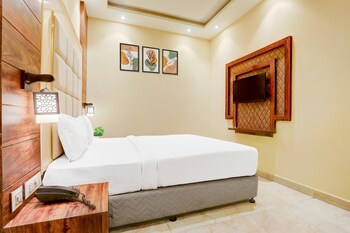 luxurious family retreat with pool in patna