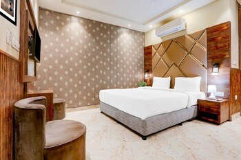 luxurious family retreat with pool in patna