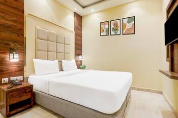 luxurious family retreat with pool in patna