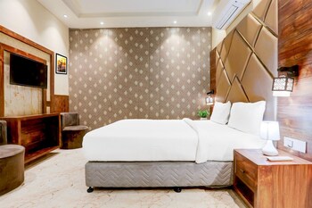 luxurious family retreat with pool in patna