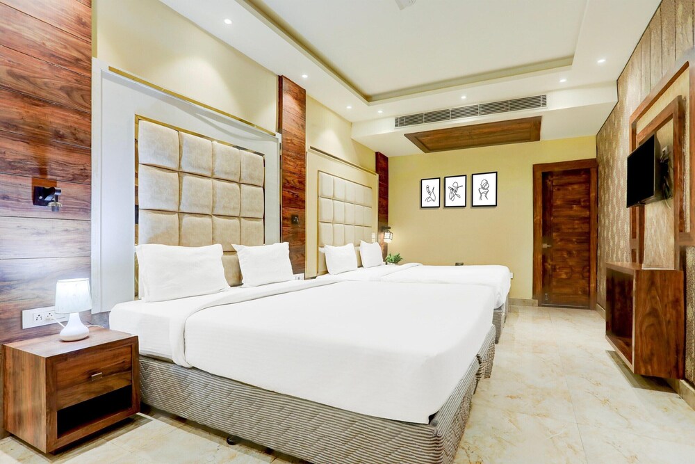 luxurious family retreat with pool in patna